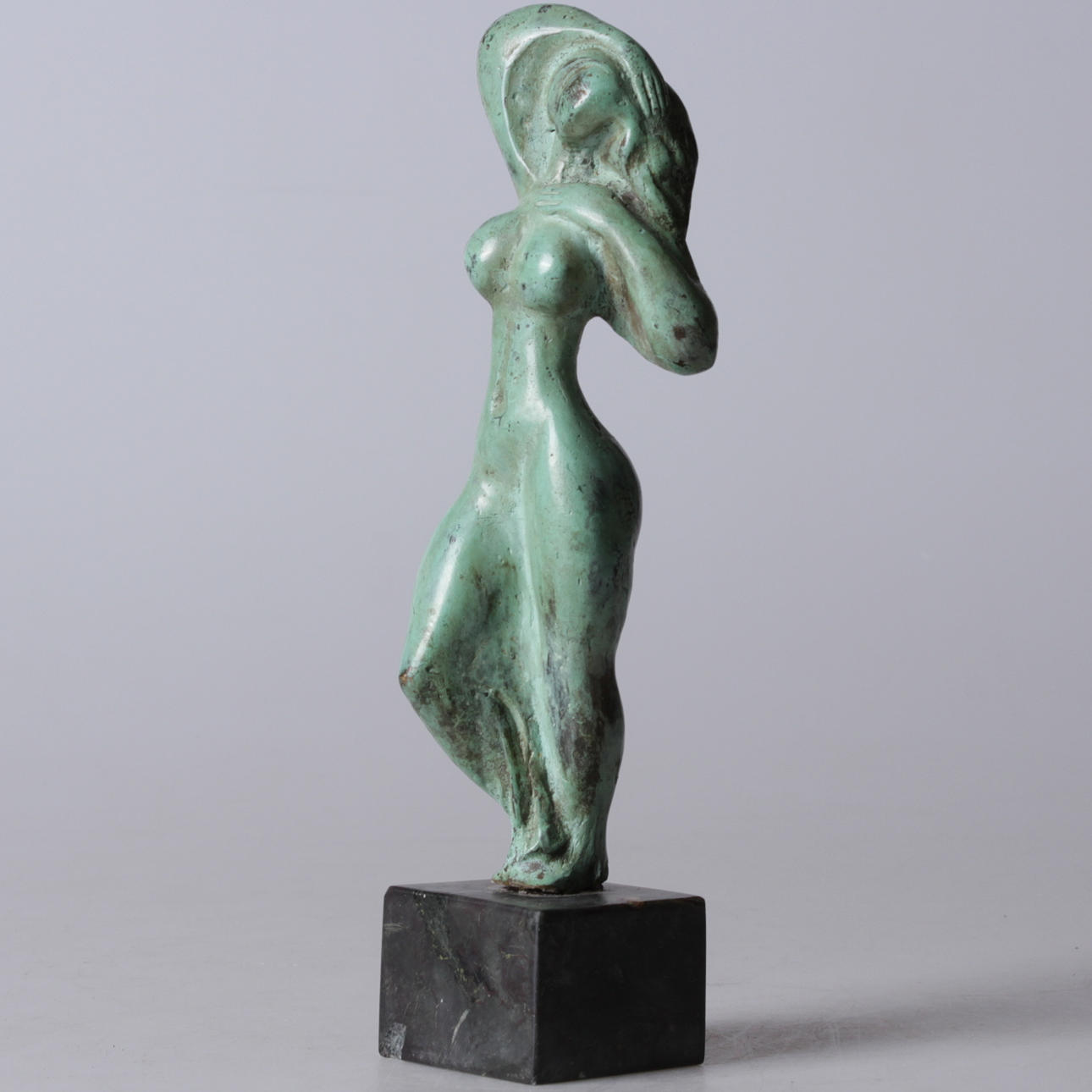 OIDENTIFIERAD KONSTNÄR. skulptur på stensockel, nakenstudie, brons, signerad.