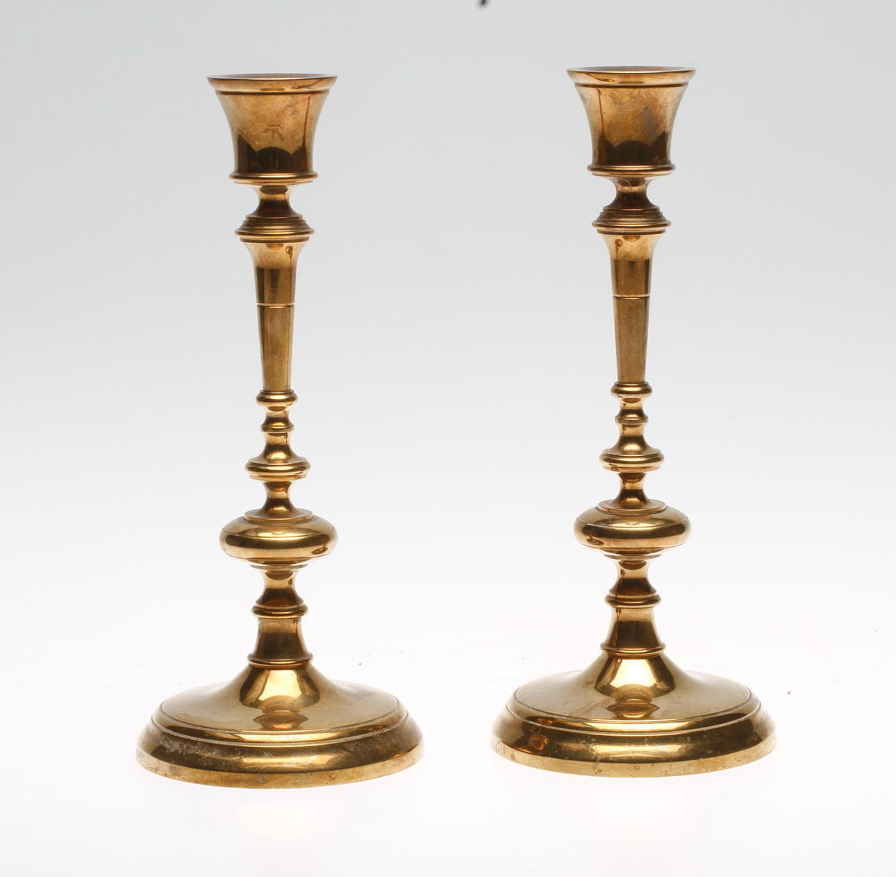 LJUSSTAKAR, ett par, mässing, Skultuna V10.