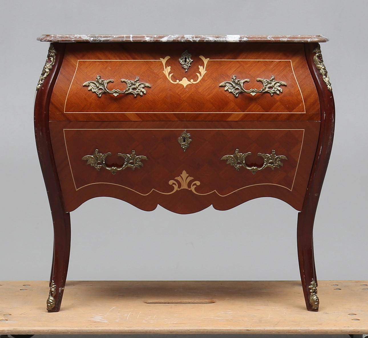 BYRÅ, mahogny samt stenskiva, rokokostil, Rydén Möbler, Nybro, 1900-talets andra del.