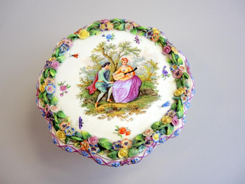 FIGURIN, litet te bord, med Watteau målning, Meissen.