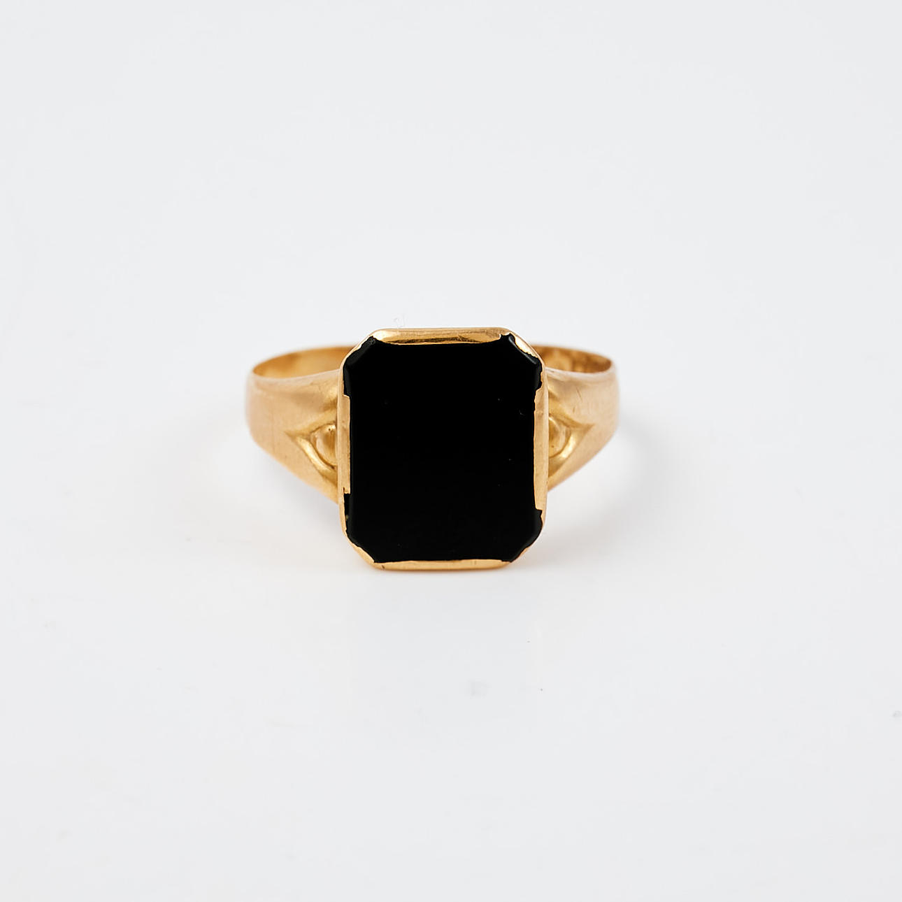Ein 18-karätiger Ring mit plangeschliffenem Onyx, möglicherweise Bengt Hallberg Guldvarfirma, Köping, 1962.
