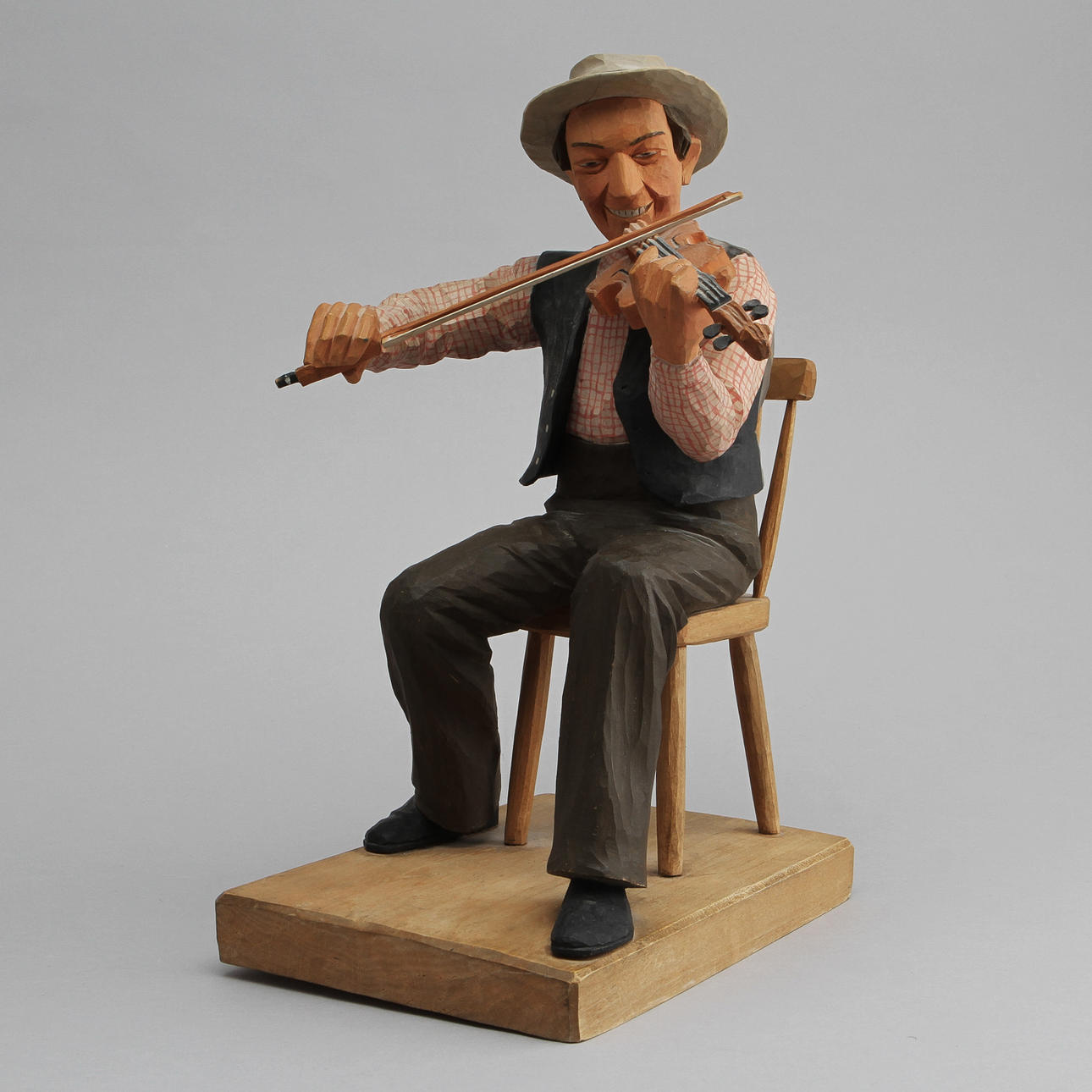 HERMAN ROSELL. Violinspelande man, träfigur, signerad och daterat Rosell 1948.