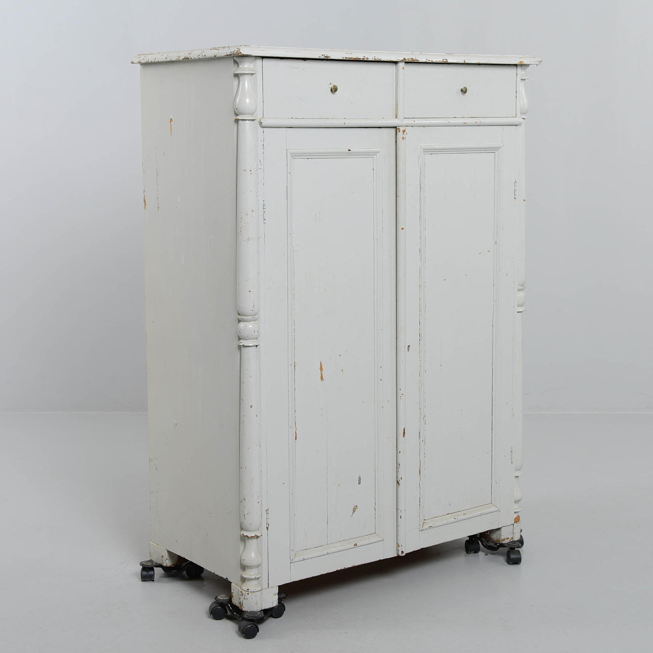 Ein Sideboard, erste Hälfte des 20. Jahrhunderts.