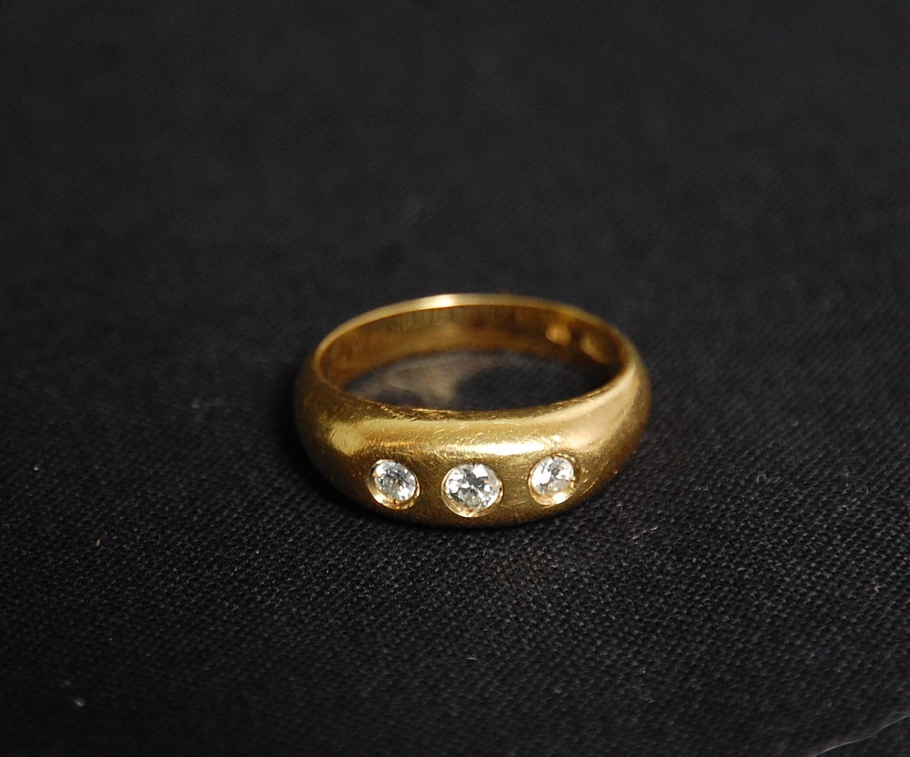 RING, 18 K guld med 3 st briljantslipade diamanter, vikt 6 g.