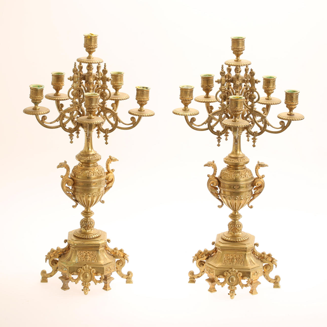 Dos candelabros de latón, del siglo XIX.