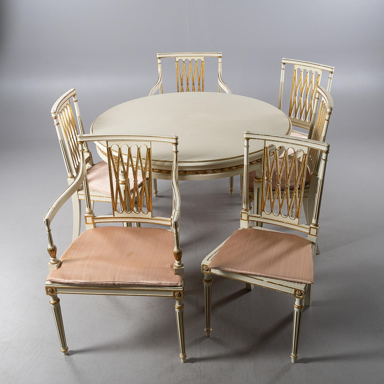 ESSZIMMERMÖBEL, 4+2 Stühle, Tisch mit Einsätzen, Louis XVI-Stil.