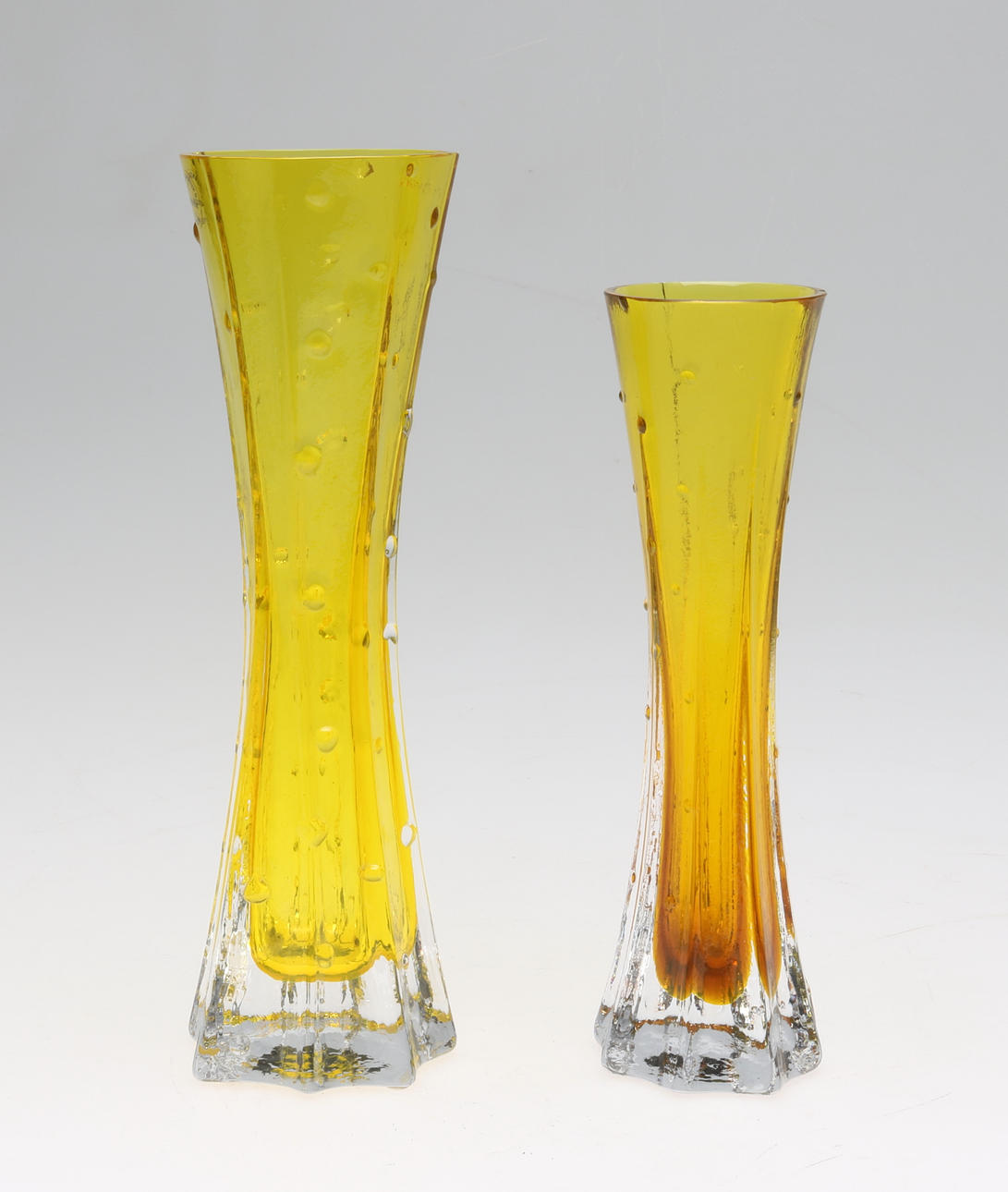 VASER, 2 st, glas, Gullaskruf, signerade.