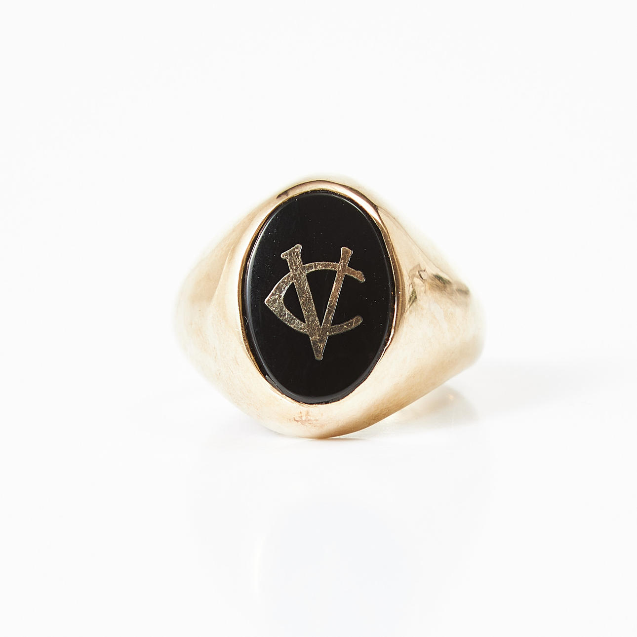 RING, 10 Karat Gold, ovaler Onyx im Flachschliff mit eingelegten Goldinitialen.