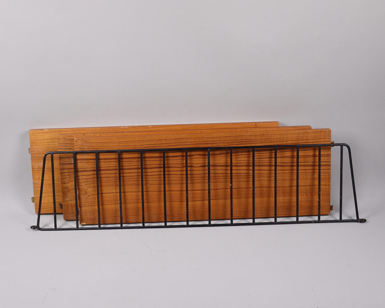 STRINGHYLLA, 3 hyllplan och en gavel.