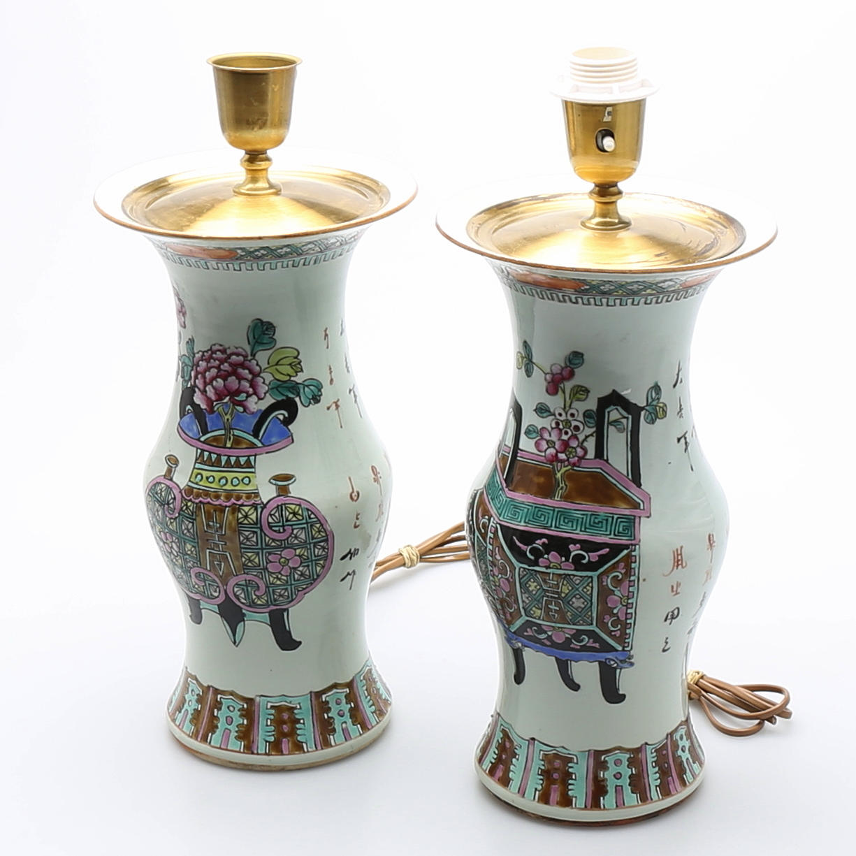 LAMPFÖTTER, ett par i porslin. Famille rose 1900-tal.