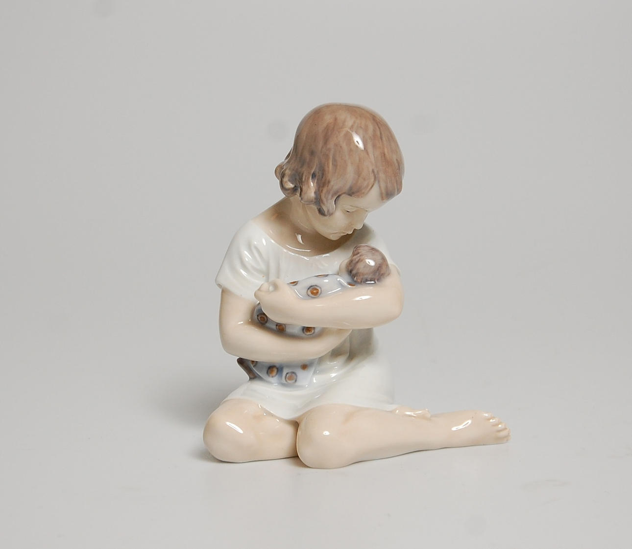 FIGURIN , porslin, Flicka med docka, Royal Copenhagen.