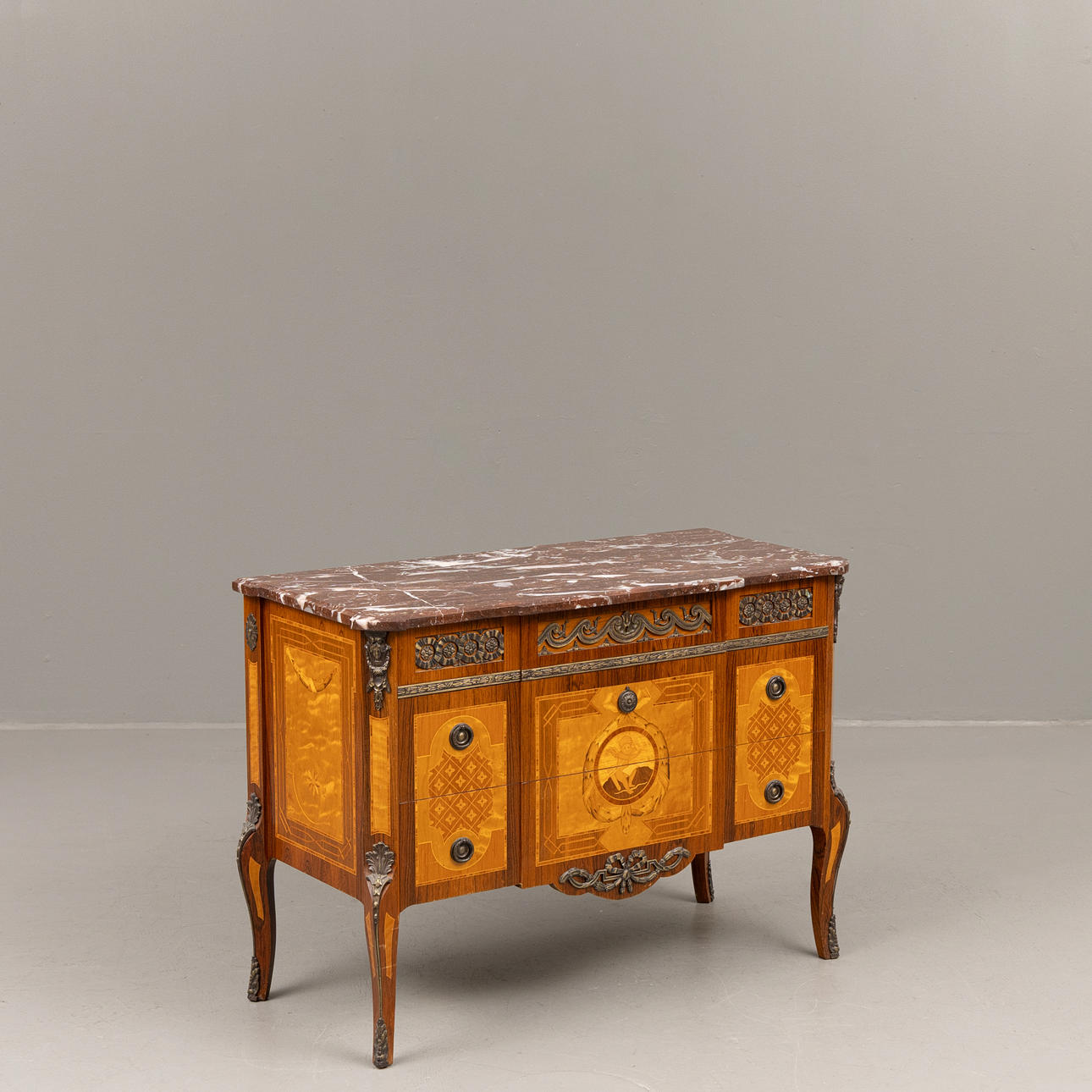 Kommode, Louis XVI-stil med stenplade, 20. århundrede.