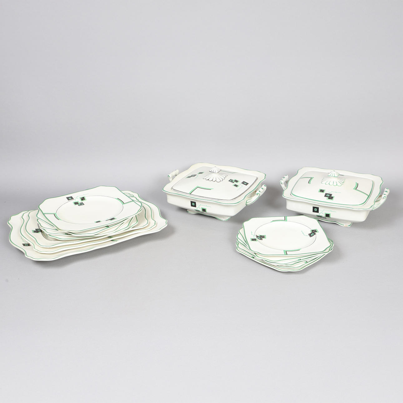 EN SAMLING AV EMPIRE ELFENBENSVAROR (ANTAL).