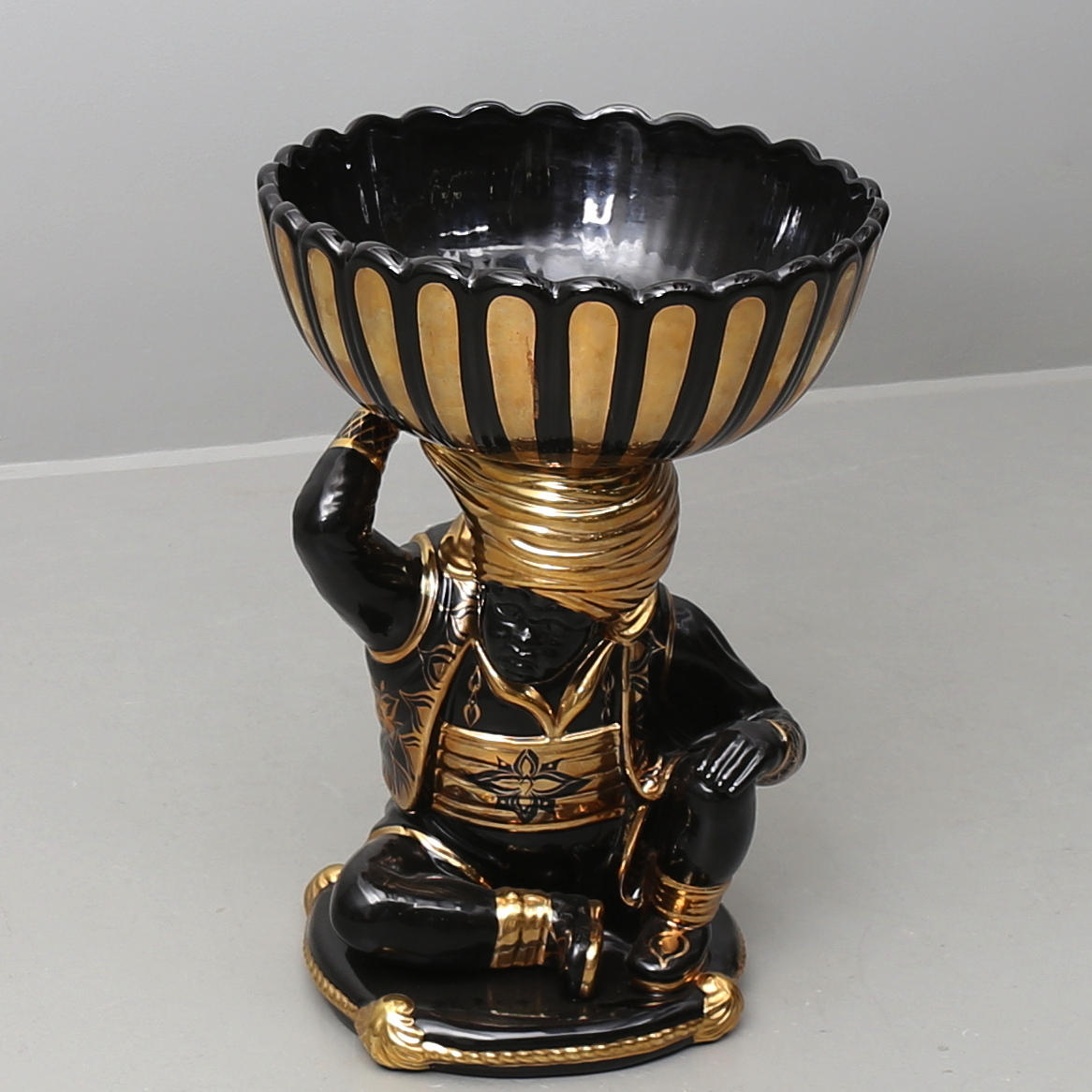 STOR SKÅLUPPSATS föreställande en morian.