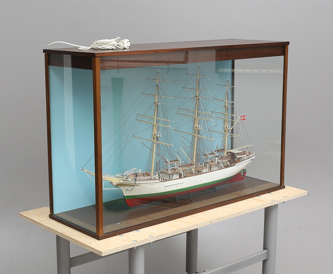 MODELLSKEPP, "Danmark", helmodell i glasat diorama.