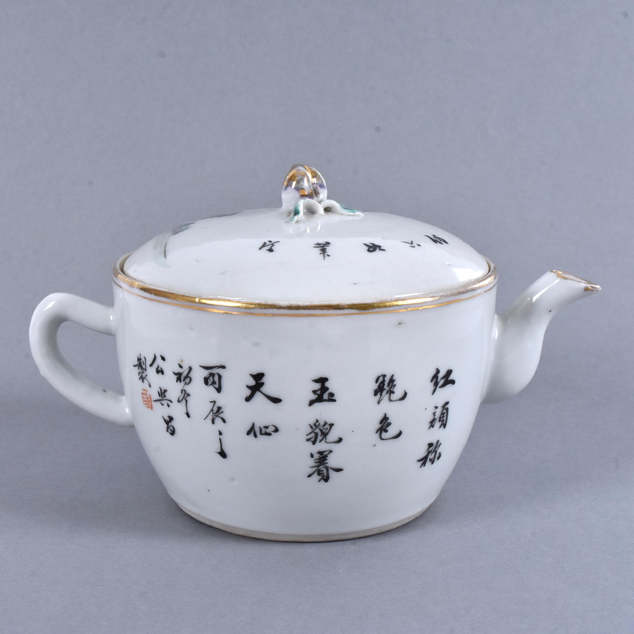 A Chinese teapot, 18th/20th century.