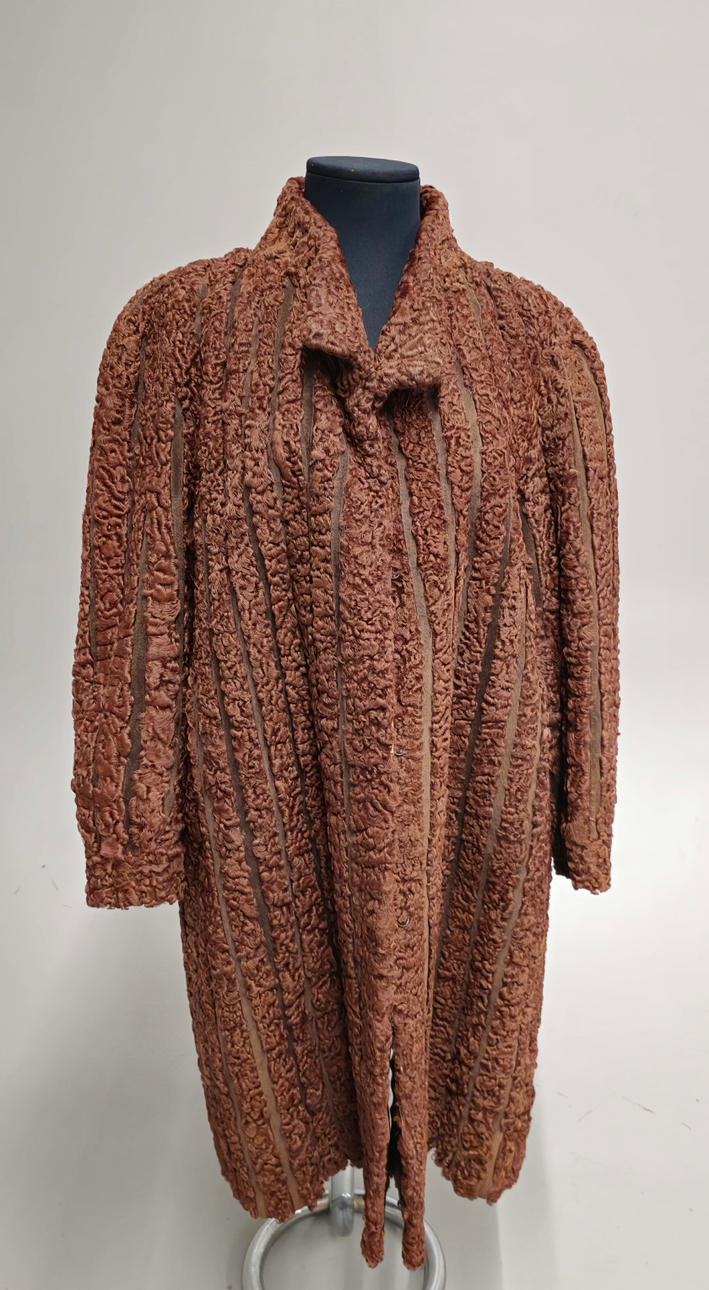 STOR DAMROCK I ASTRAKHAN LÄDER.