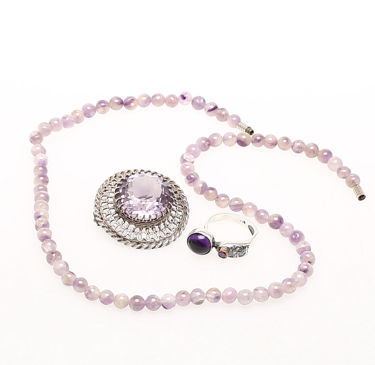 COLLIER, BROSCH, RING. Silver och ametist.