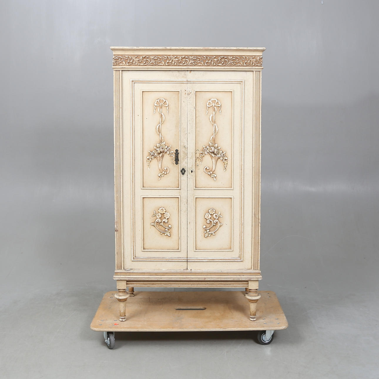 Ein bemalter Schrank, 20. Jahrhundert.