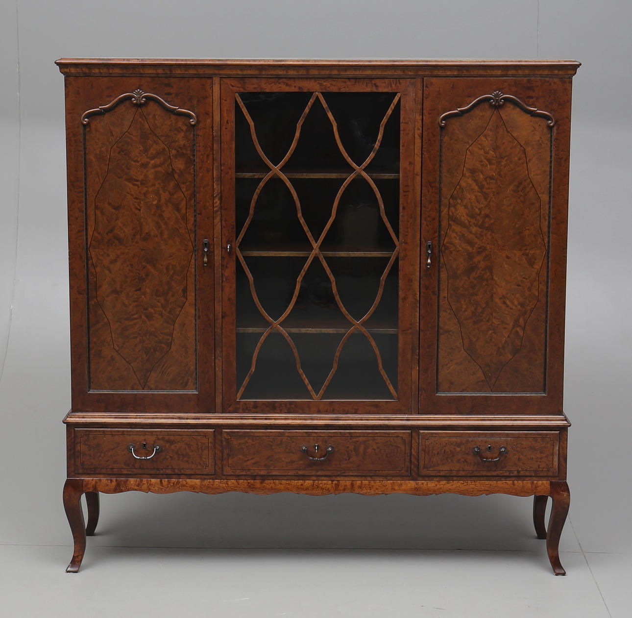 VITRINSKÅP, björk, 1940-tal.