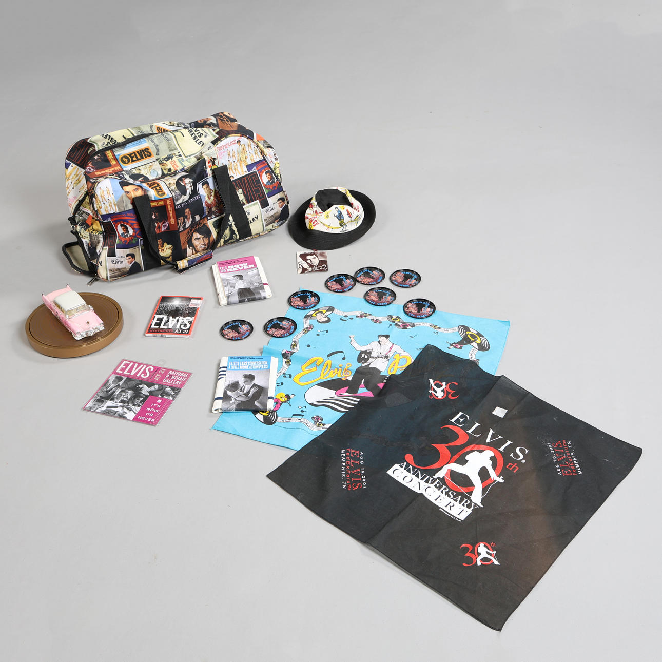 ELVIS PRESLEY. EINE SAMMLUNG VON WAREN (MENGE).
