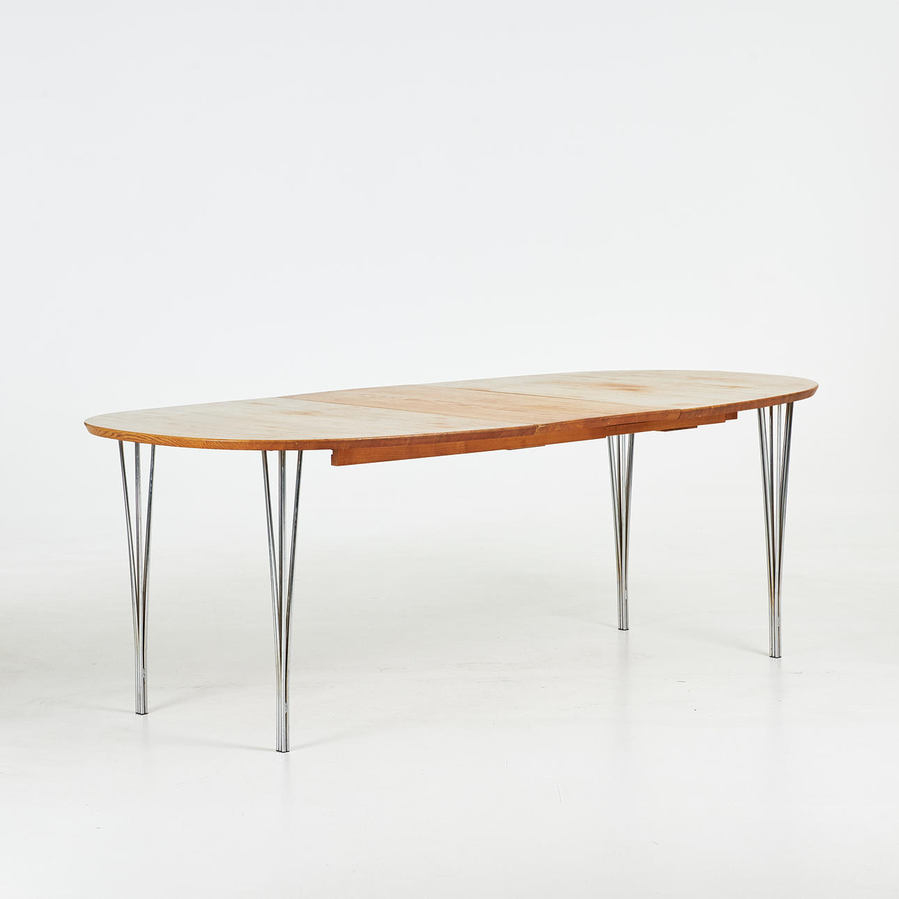 SPISEBORD. Haslev, Danmark, eg, forkromede ben, mærket.