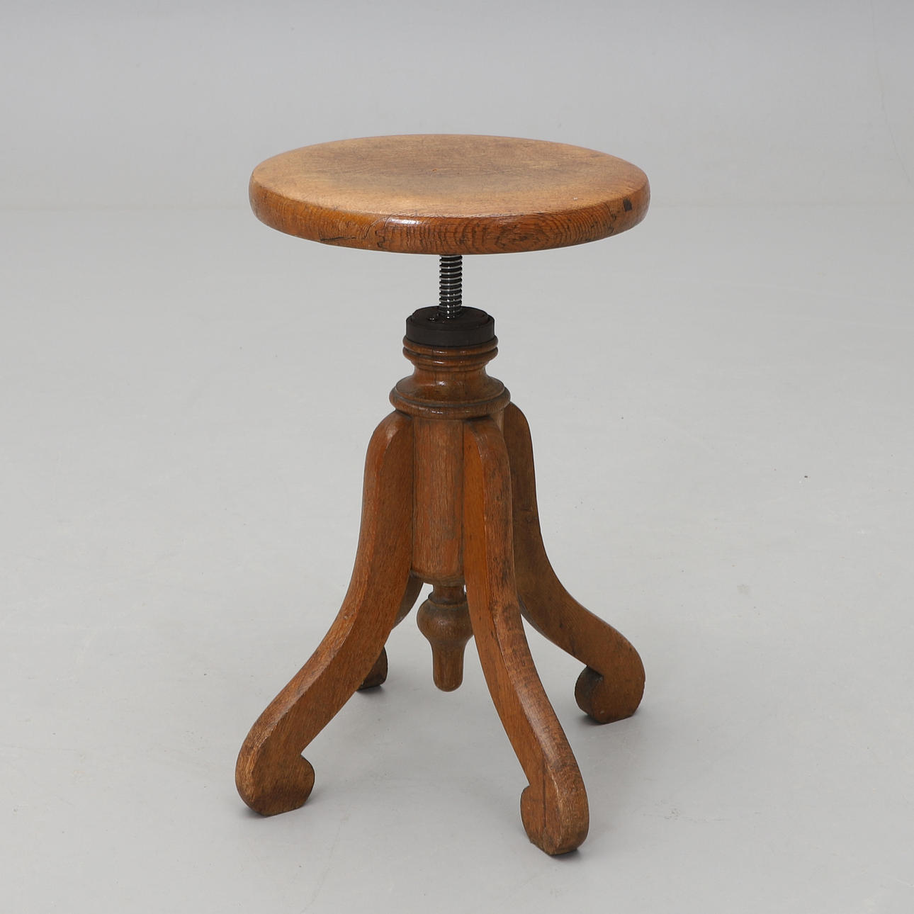 Ein Klavierhocker aus Eichenholz, frühes 20. Jahrhundert.