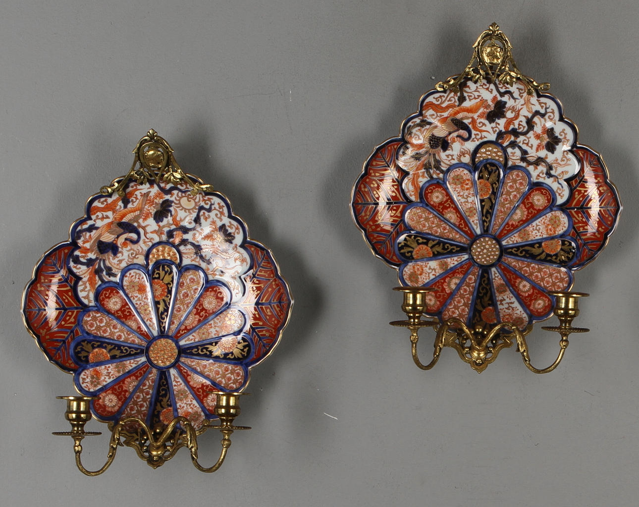 VÄGGLAMPETTER, 1 par, orientaliskt porslin samt metall, 1900-tal.