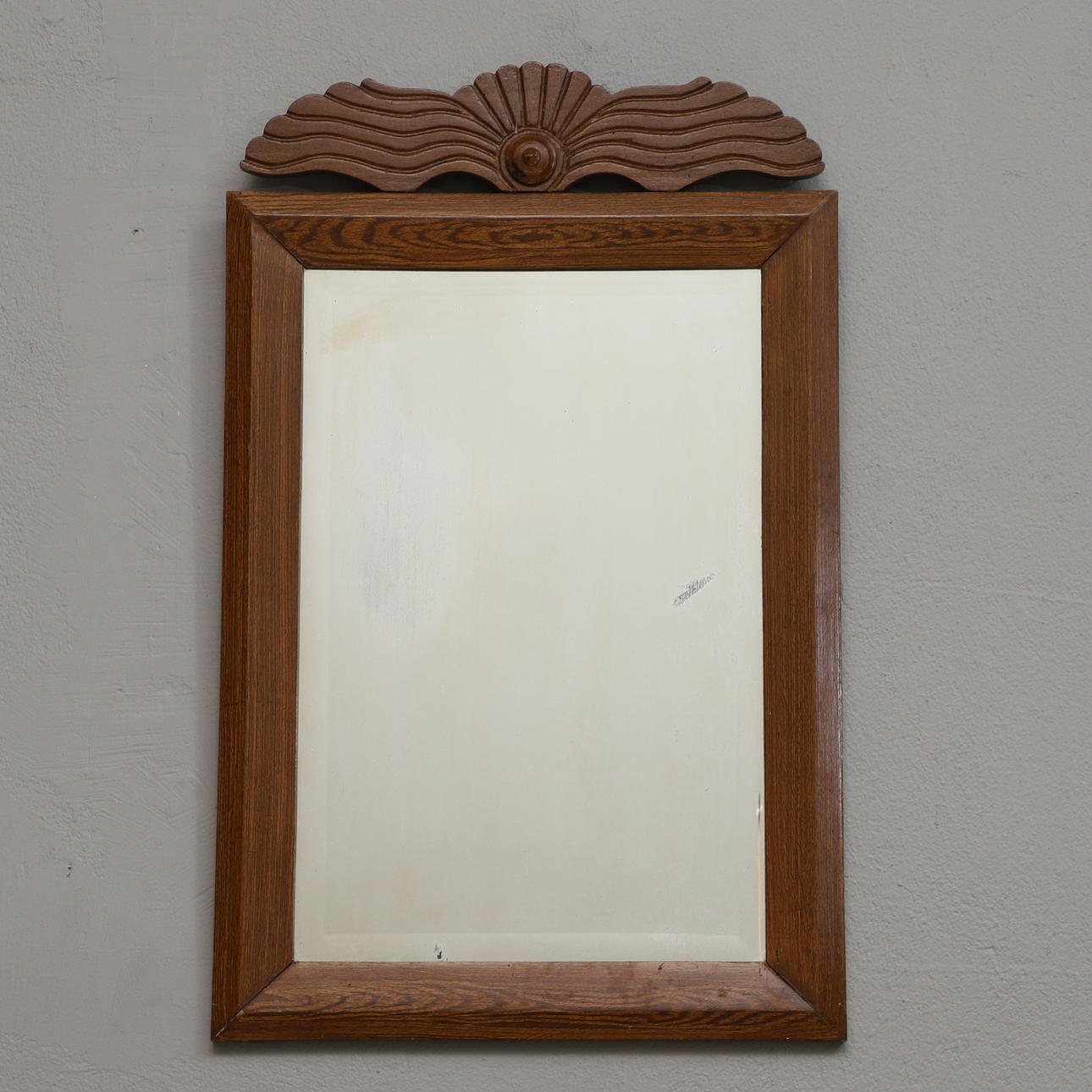 Espejo con marco de madera del siglo XX.