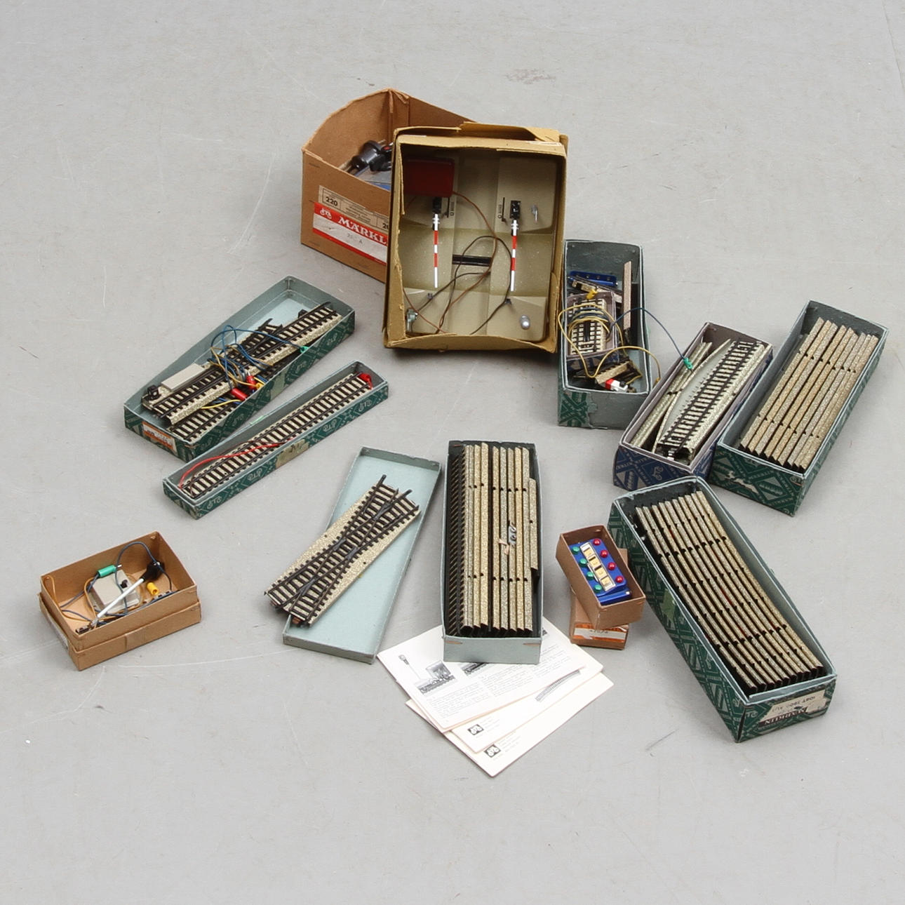 MÄRKLIN Modellräls cirka 40 delar varav ett par el. växlar, punkträls, avkopplare med mera.