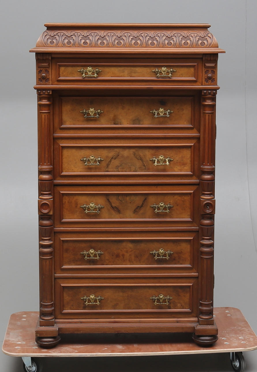 CHIFFONJE, nyrenässans, 1900-talets första del.