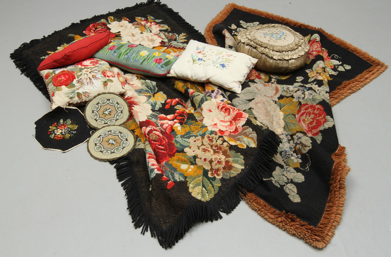 MATTOR, 2st, broderade, samt KUDDAR med mera, 1900-tal.