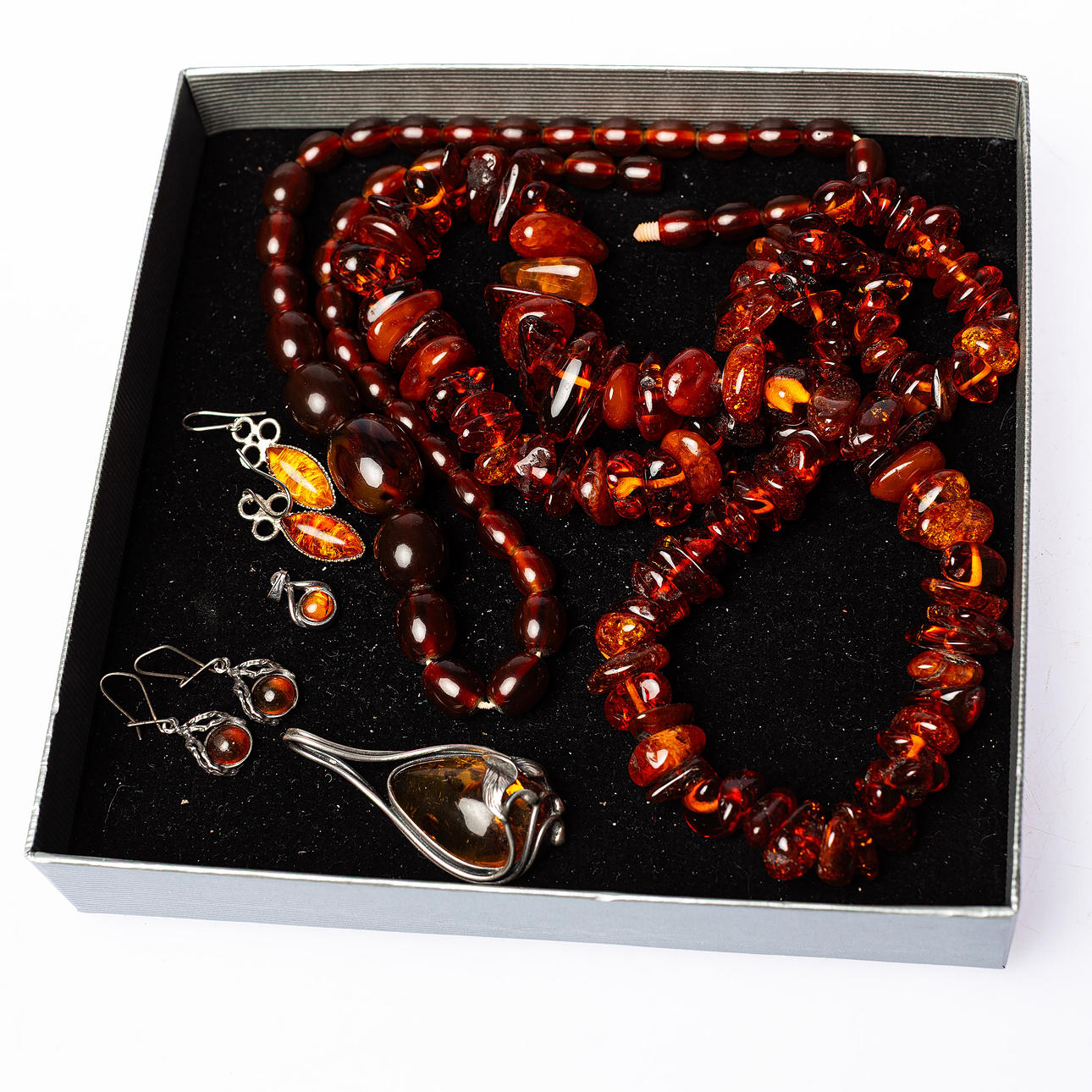 GARNIERSET, 8-teilig, bernsteinfarben.