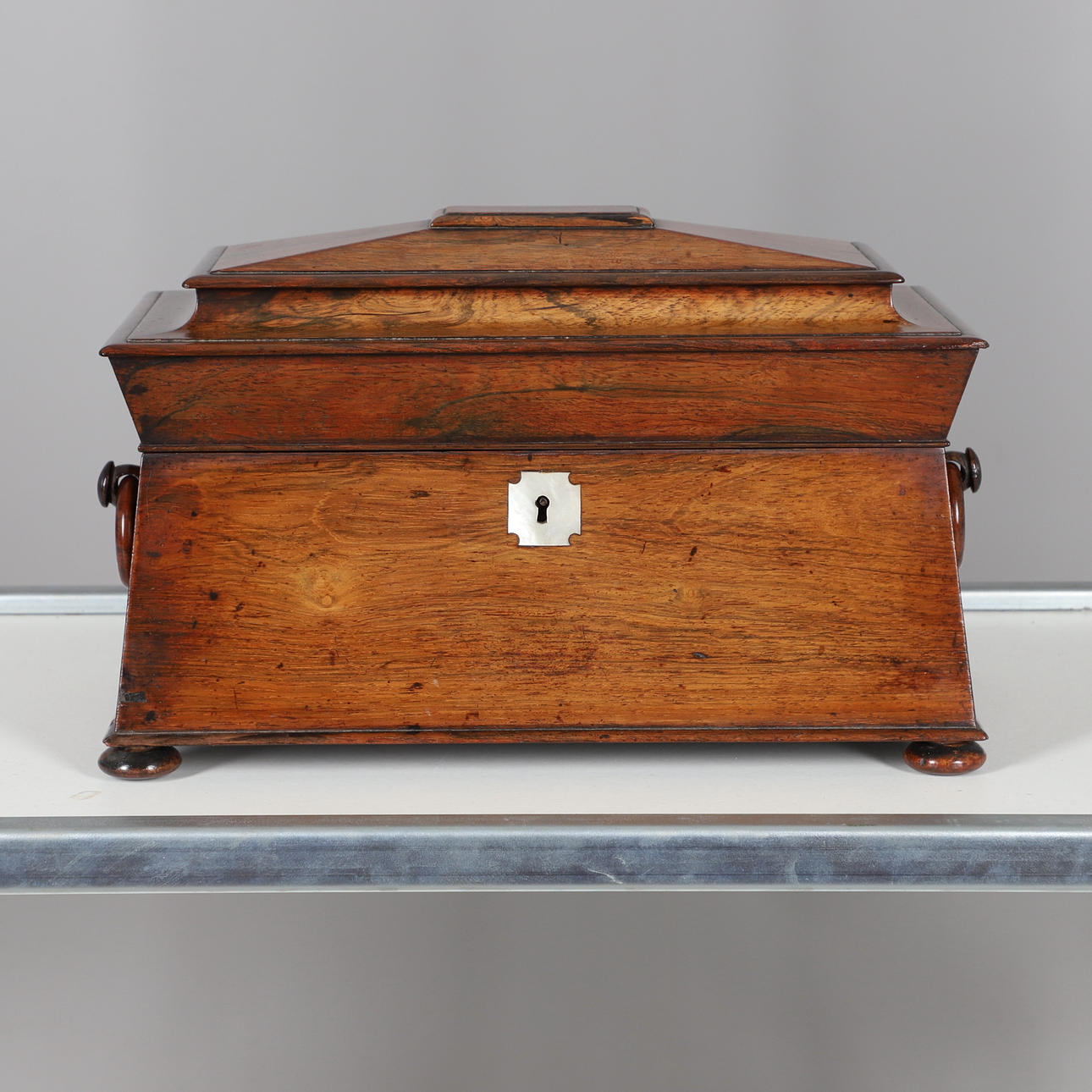 TEEDOSE AUS VIKTORIANISCHEM ROSENHOLZ.