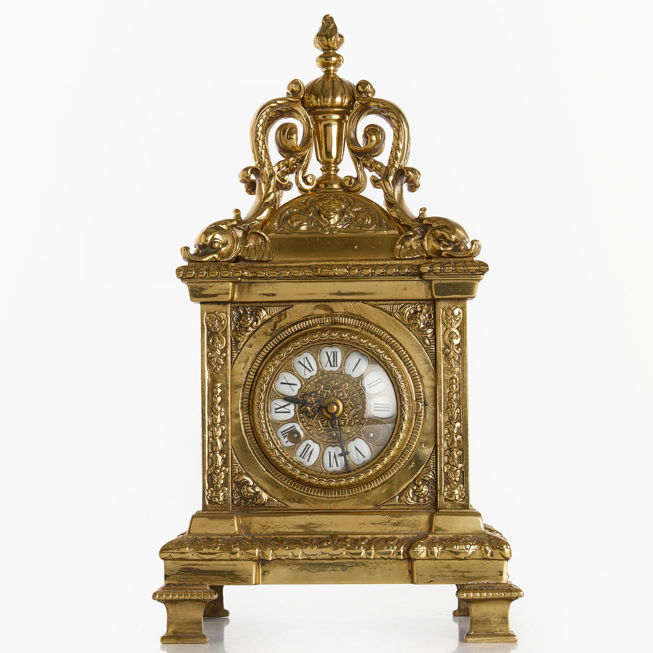 A brass table clock with figures in porcelain, late 20th century.