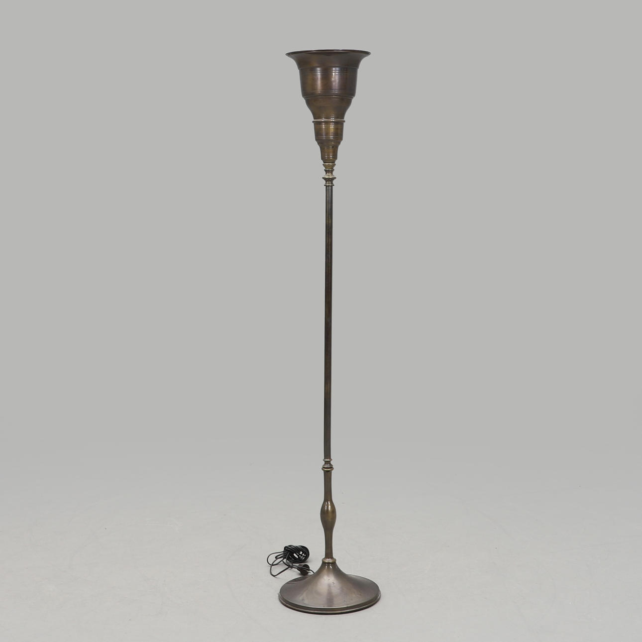 Eine Stehlampe aus dem 20. Jahrhundert.