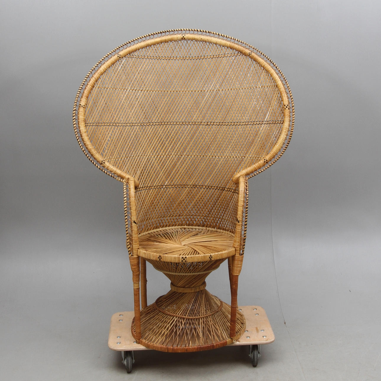 KARMSTOL, sk. Påfågelstol, rotting, 19/2000-tal.