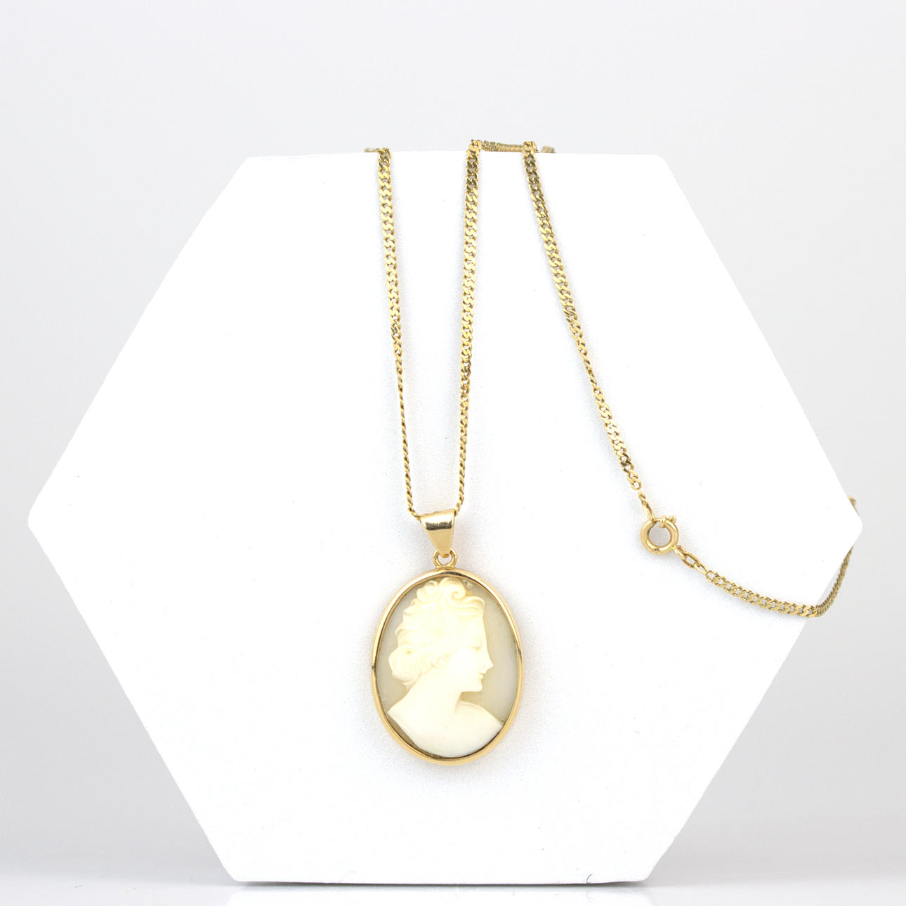 NECKLACE with camé, gold 18k with seashell camel.
