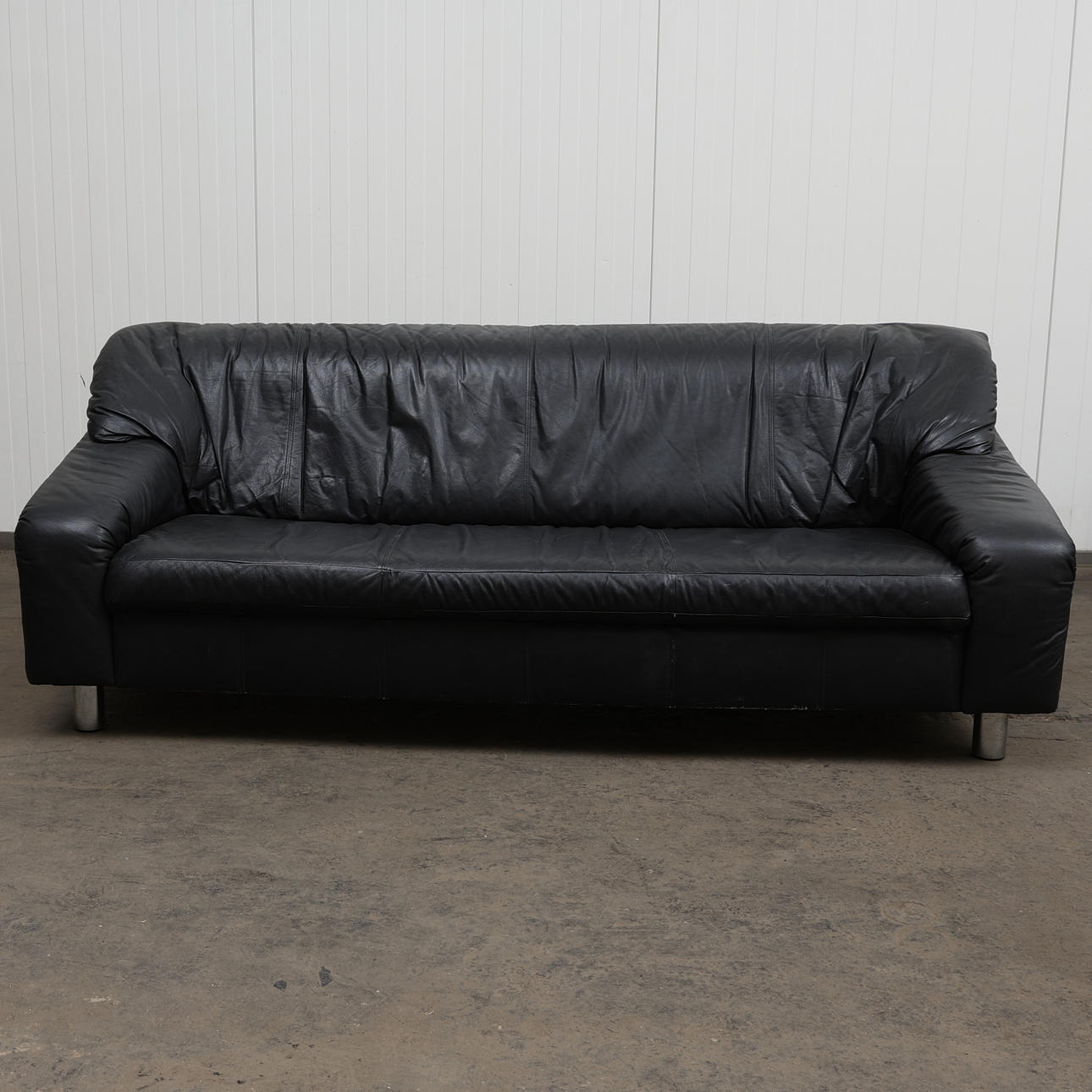 Un sofá, cuero negro, años 19/2000.