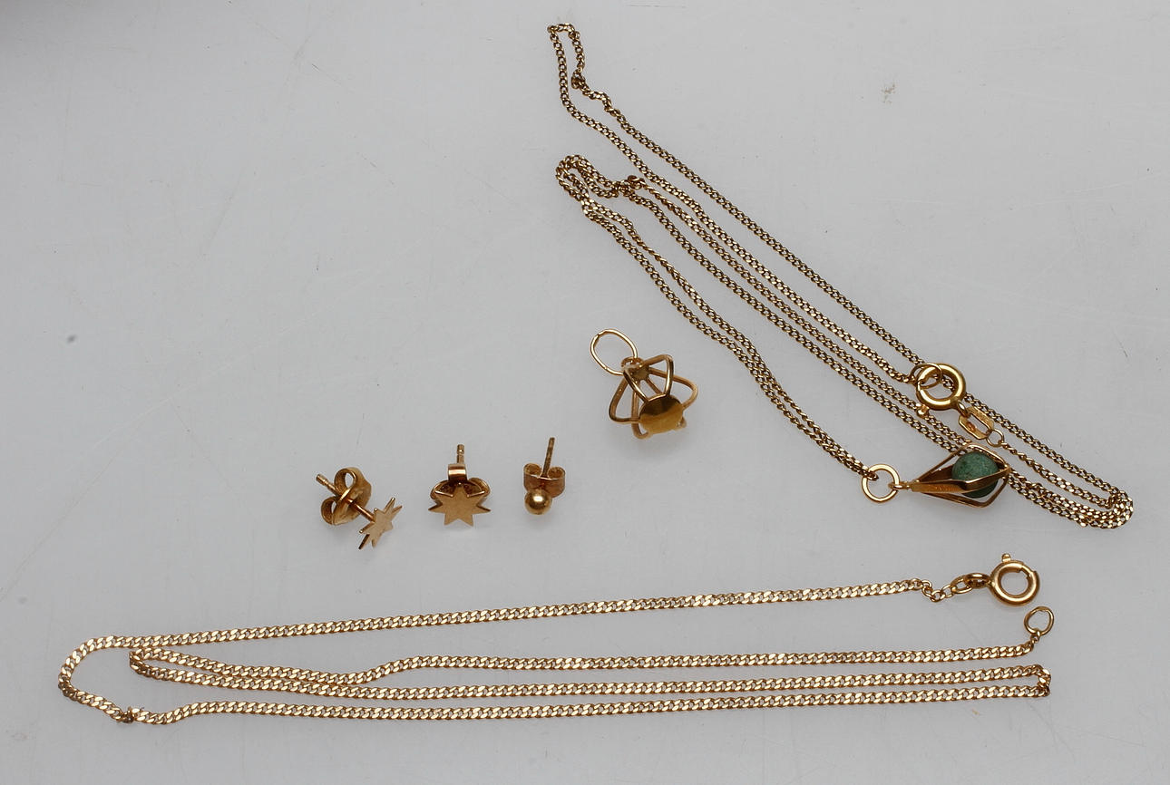 GULDSMYCKEN, 18k guld, total vikt ca 7 gr.