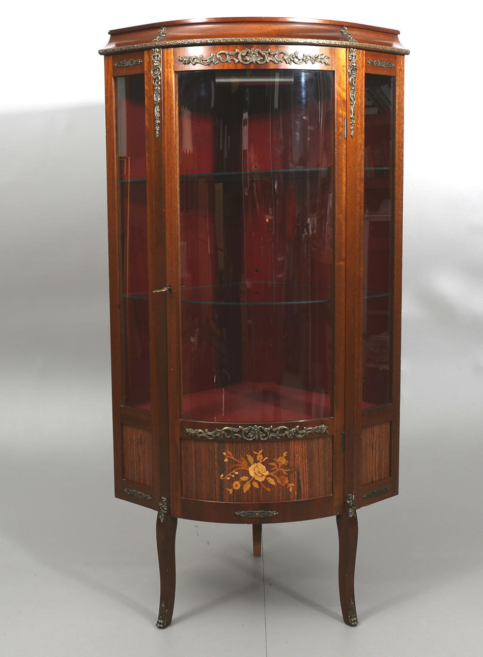 HÖRNVITRINSKÅP, olika träslag, 1900-talets andra hälft.