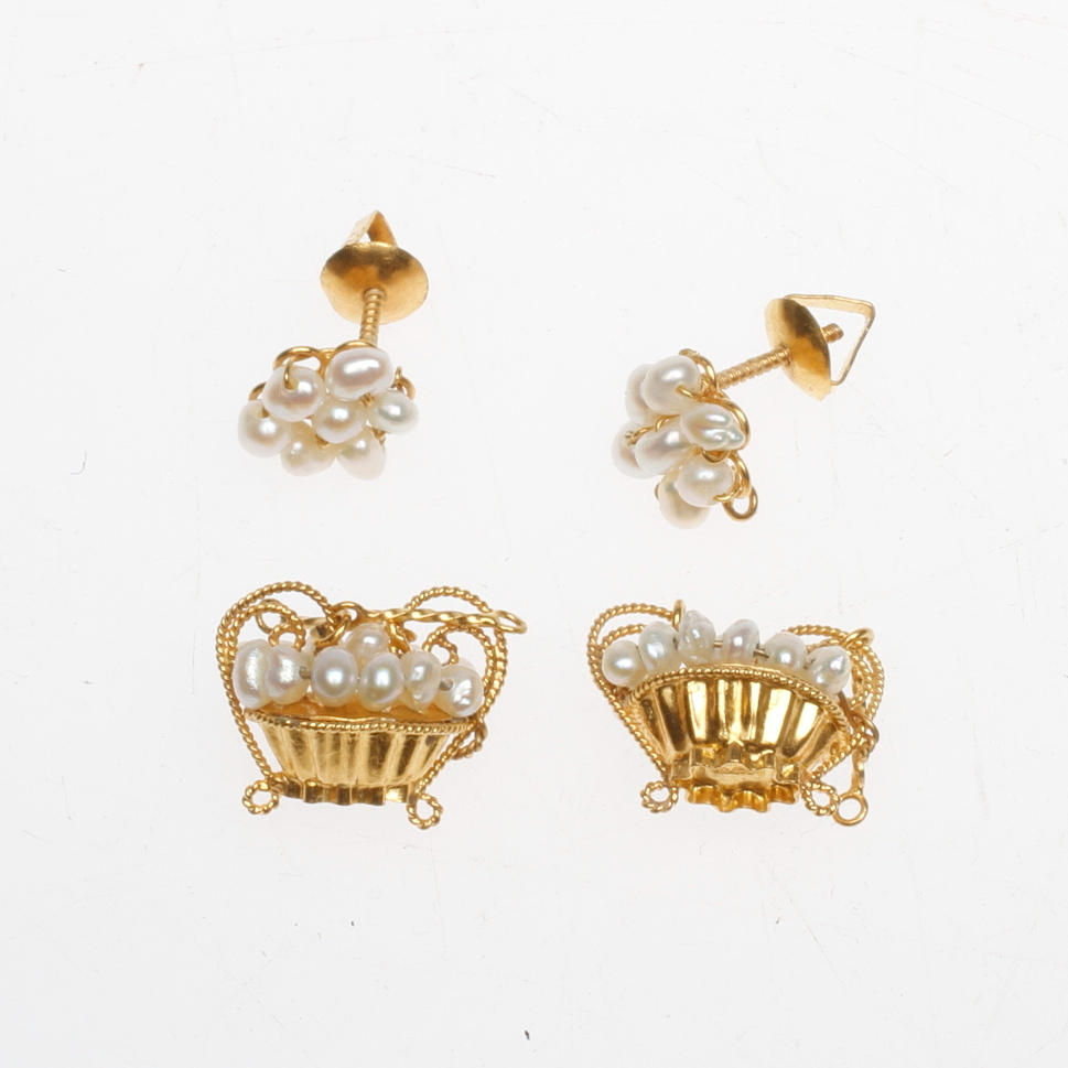 ÖRHÄNGEN MED PÄRLOR, 1 par, 21k guld, total vikt ca 4,8 gr.
