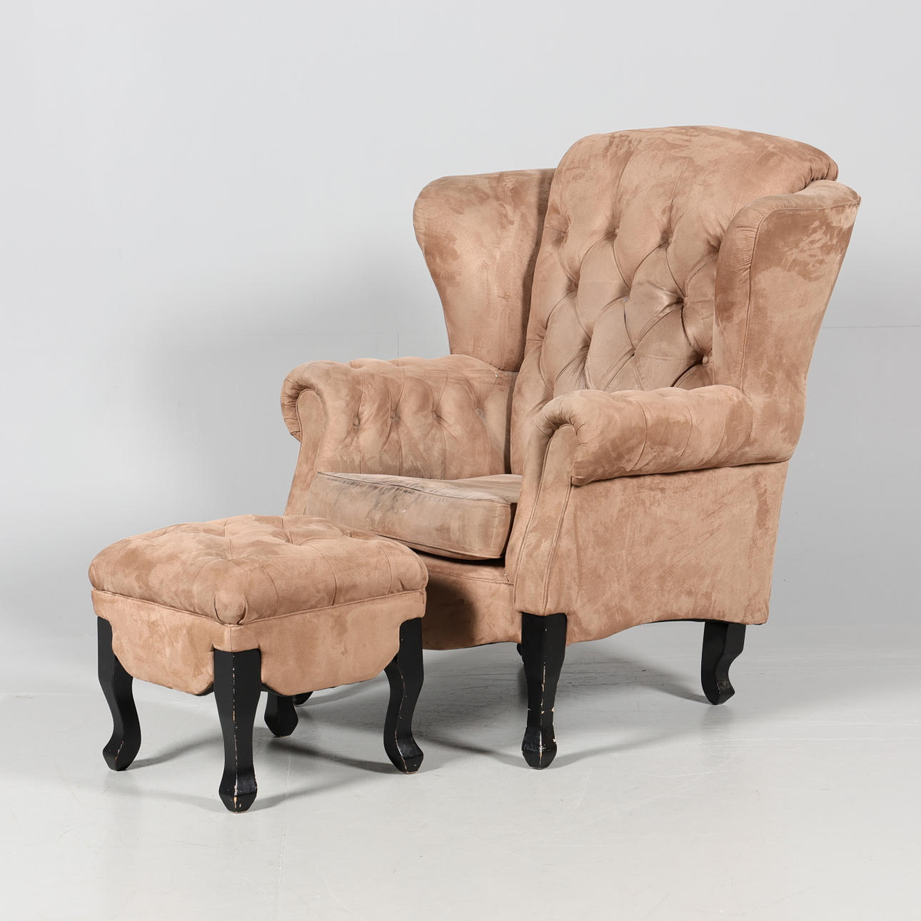 ØREPATCH LÆNESTOL og FODSKAMMEL, chesterfield model.