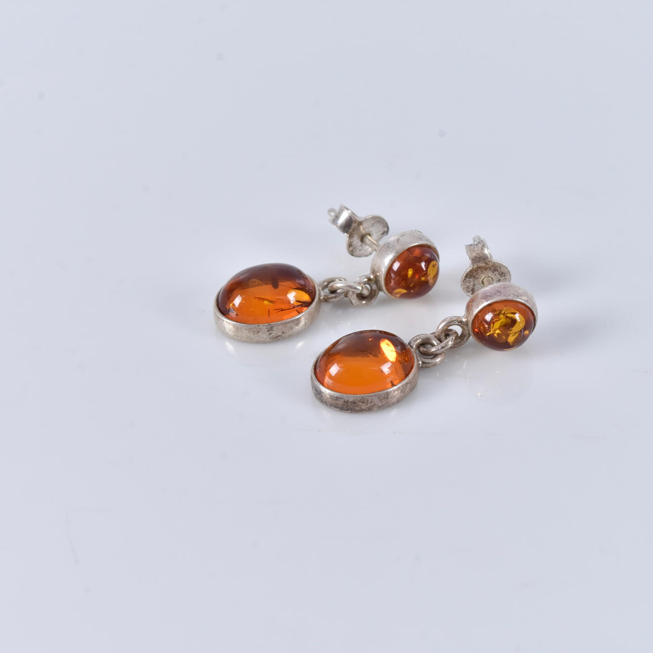 ØRERINGE, et par, med rav, sterlingsølv.