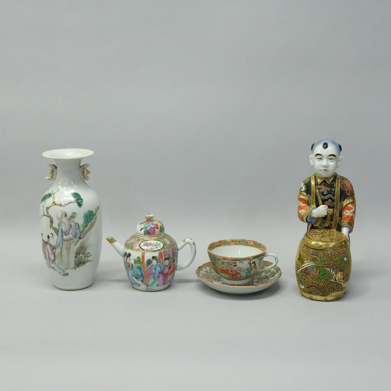 FYRA ORIENTALISKA FÖREMÅL.