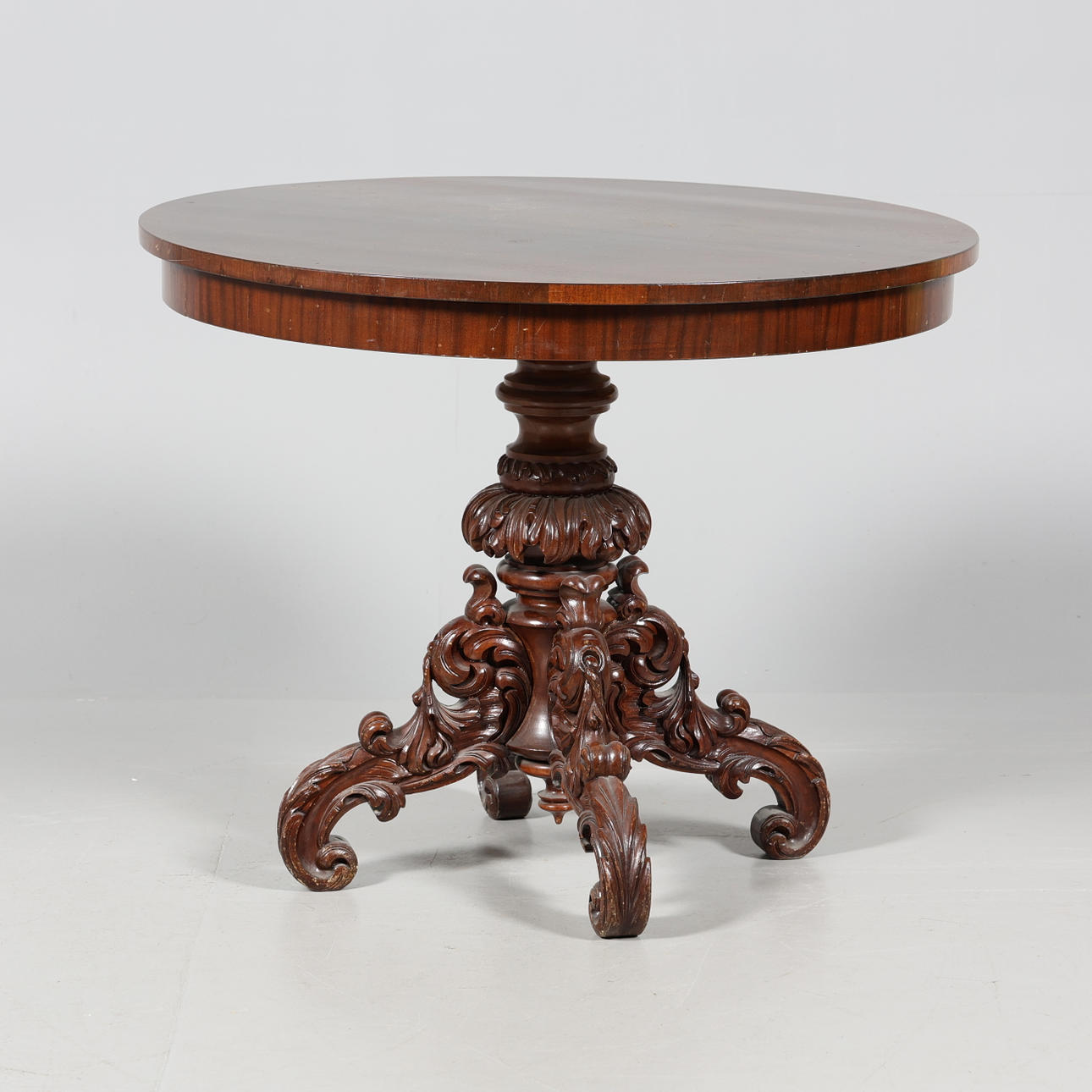 A 20th century pillared table. Furniture - Tables - Auctionet