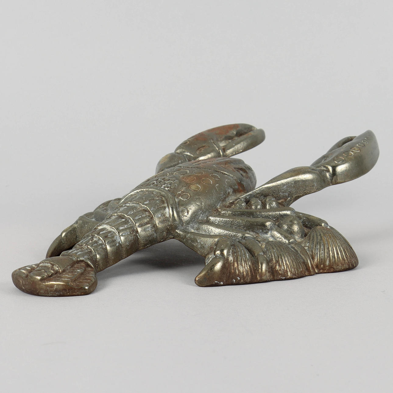 Kenkänohjain valettua metallia.