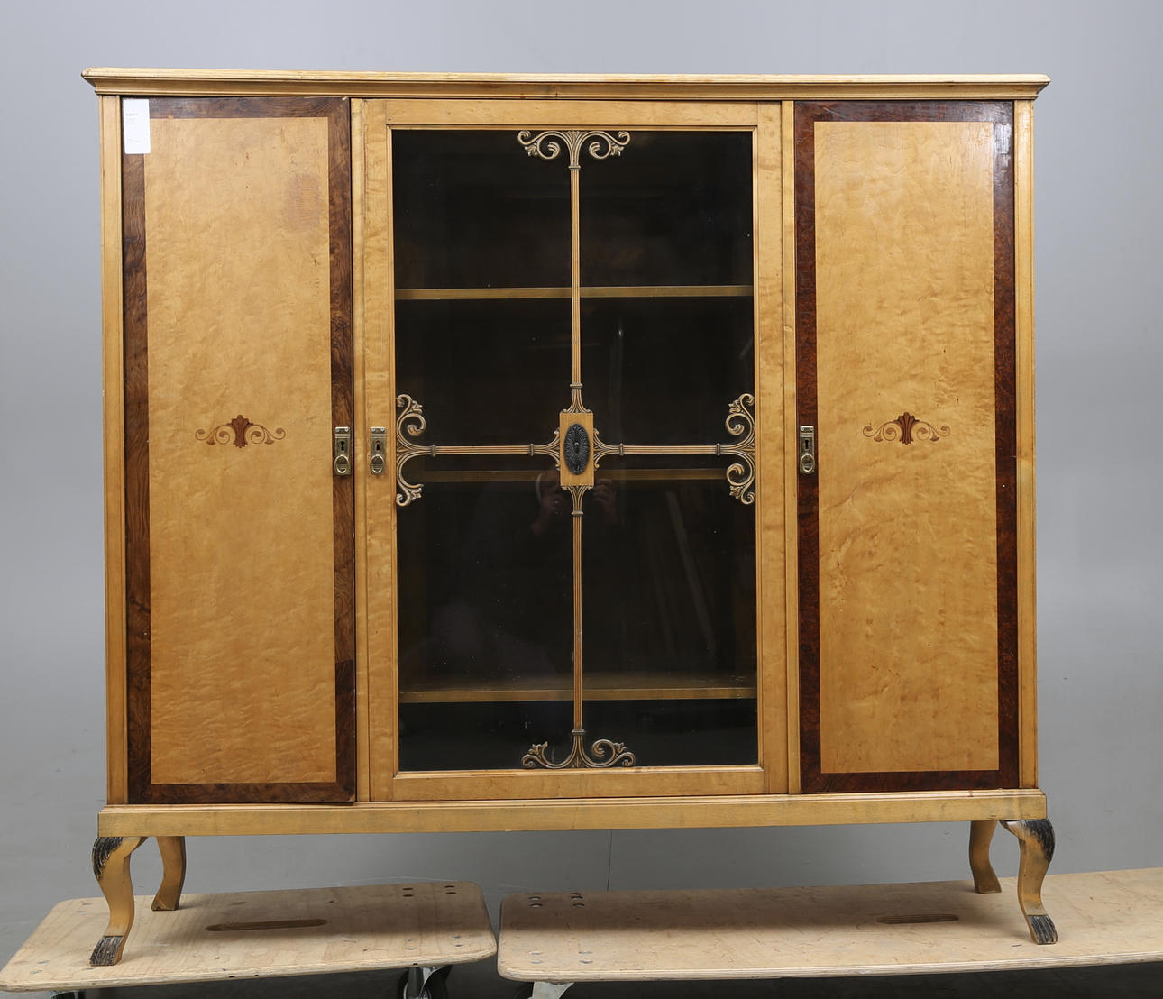 VITRINSKÅP, 1900-talets första hälft.