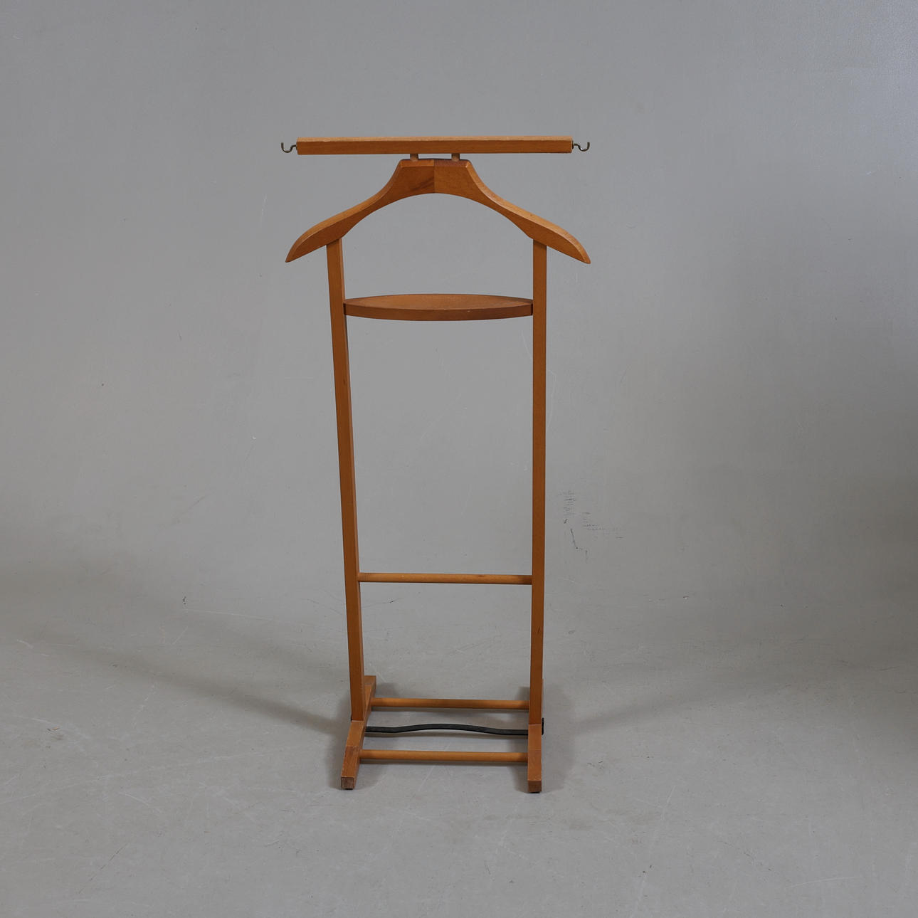 HERRBETJÄNT, trä, 1900-tal.