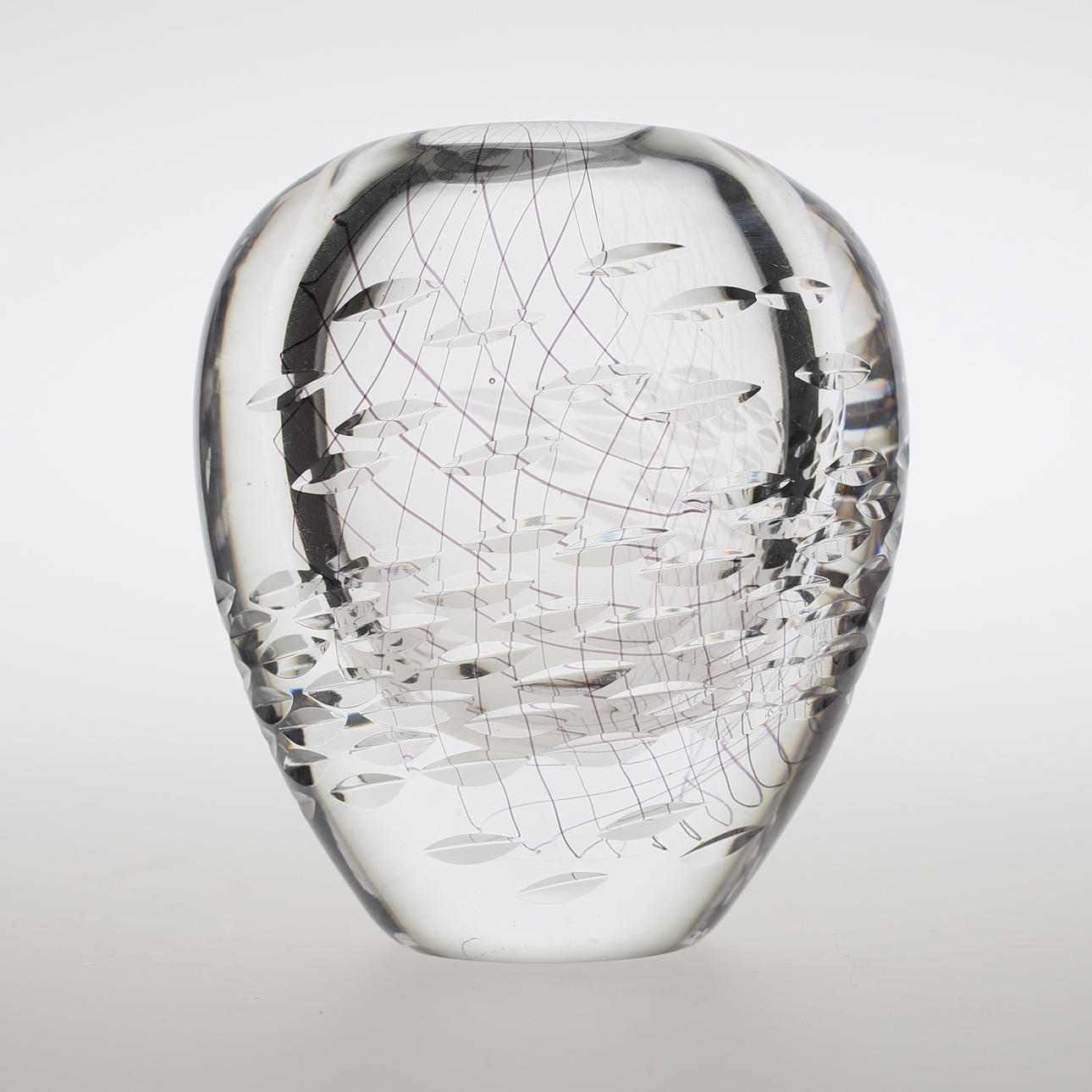 VICKE LINDSTRAND Vas, glas, signerad.